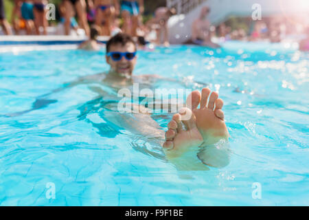 Hübscher junger Mann im pool Stockfoto