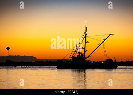 Angelboot/Fischerboot Santa Barbara Hafen verlassen, im Morgengrauen, Kalifornien, USA. Stockfoto