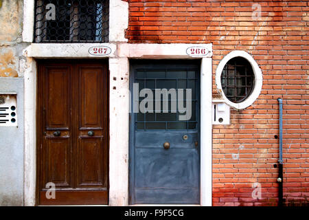 Beiden vorderen Türen und zwei Fenster auf eine Mauer Stockfoto