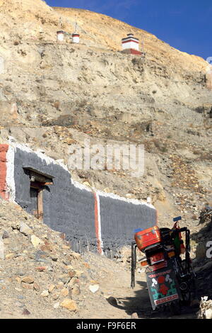 Motorrad unter grau-rot-weiß gestrichenen Wand. Begründung der 1073 AD-Khon Konchog Gyalpo baute N.Seat Sakya-grau Boden Kloster. Stockfoto