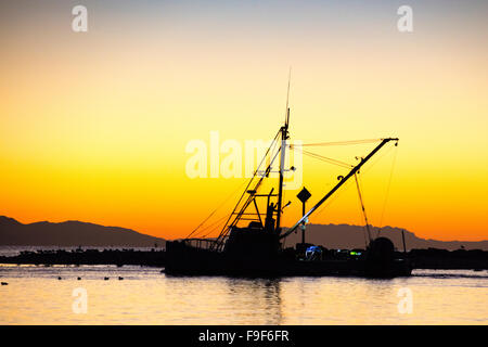 Angelboot/Fischerboot Santa Barbara Hafen verlassen, im Morgengrauen, Kalifornien, USA. Stockfoto