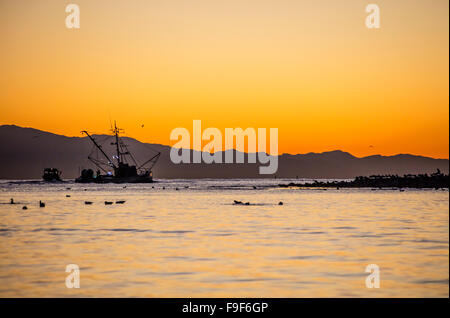 Angelboot/Fischerboot Santa Barbara Hafen verlassen, im Morgengrauen, Kalifornien, USA. Stockfoto