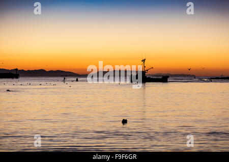 Angelboot/Fischerboot Santa Barbara Hafen verlassen, im Morgengrauen, Kalifornien, USA. Stockfoto