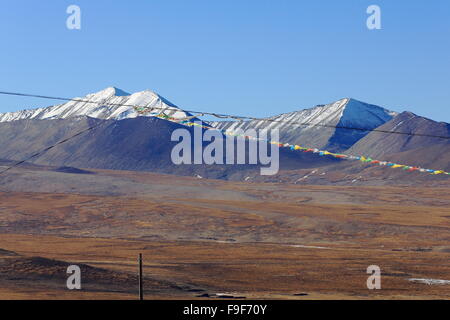 Nicht identifizierter Peaks um Gyatso La-Pass bei 5222 Frau Gebetsfahnen im Vordergrund. Chomolungma-Everest Nnal.Natural vorbehalten. Stockfoto