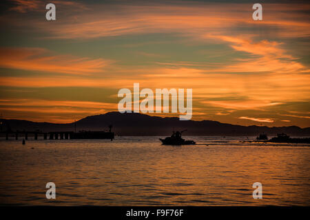 Angelboot/Fischerboot Santa Barbara Hafen verlassen, im Morgengrauen, Kalifornien, USA. Stockfoto