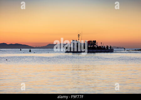 Angelboot/Fischerboot Santa Barbara Hafen verlassen, im Morgengrauen, Kalifornien, USA. Stockfoto