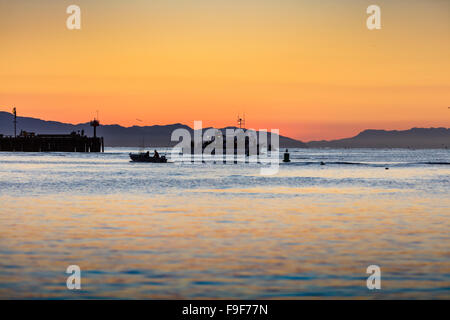 Angelboot/Fischerboot Santa Barbara Hafen verlassen, im Morgengrauen, Kalifornien, USA. Stockfoto