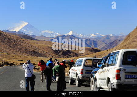 FRIENDSHIP HIGHWAY, TIBET, CHINA-Oktober 26: Reisegruppe beobachten die Lhotse-Everest-Nuptse W.Peak-Changtse N.Peak-Khumbutse-Li Stockfoto