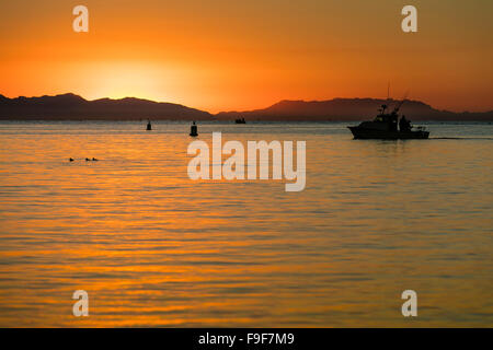 Angelboot/Fischerboot Santa Barbara Hafen verlassen, im Morgengrauen, Kalifornien, USA. Stockfoto