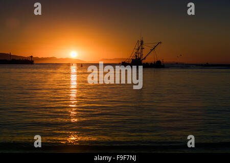 Angelboot/Fischerboot Santa Barbara Hafen verlassen, im Morgengrauen, Kalifornien, USA. Stockfoto