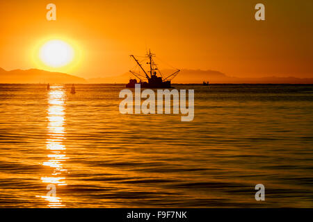 Angelboot/Fischerboot Santa Barbara Hafen verlassen, im Morgengrauen, Kalifornien, USA. Stockfoto