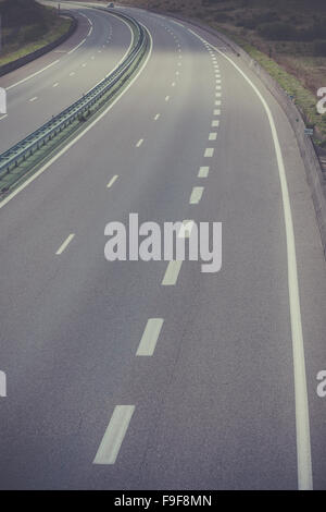 Autobahn durch Frankreich im Sommer. Ansicht von oben Stockfoto