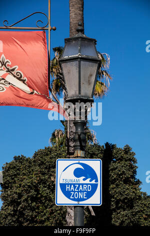 Tsunami-Gefahrenzone Zeichen, State Street, Santa Barbara, Kalifornien, USA. Stockfoto