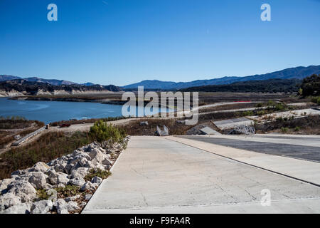 Trockenheit bewirkt Lake Cachuma, Los Padres National Forest, Santa Barbara County, Kalifornien, USA Stockfoto