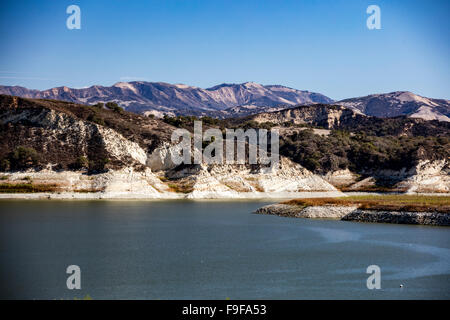 Trockenheit bewirkt Lake Cachuma, Los Padres National Forest, Santa Barbara County, Kalifornien, USA Stockfoto