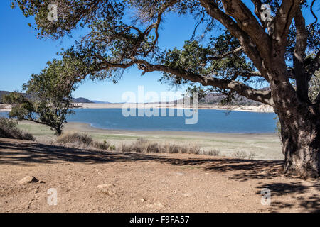 Trockenheit bewirkt Lake Cachuma, Los Padres National Forest, Santa Barbara County, Kalifornien, USA Stockfoto