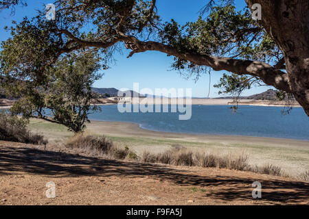 Trockenheit bewirkt Lake Cachuma, Los Padres National Forest, Santa Barbara County, Kalifornien, USA Stockfoto