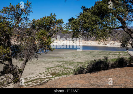 Trockenheit bewirkt Lake Cachuma, Los Padres National Forest, Santa Barbara County, Kalifornien, USA Stockfoto