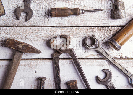 Schreibtisch der Schreiner mit verschiedenen Tools. Studio auf einem hölzernen Hintergrund gedreht. Stockfoto