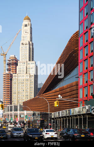 Barclays Center, Williamsburg Sparkasse Gebäude hinter Flatbush Avenue, Brooklyn, New York, USA Stockfoto