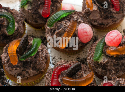 Festliche Halloween Cupcakes mit Schokolade Hexen Hut close-up auf dem