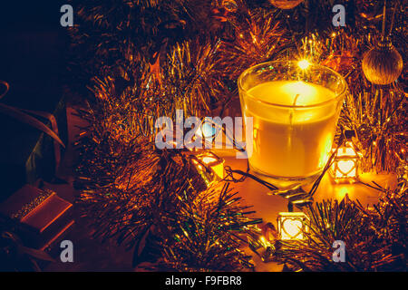 Geschenke & Geschenke und Schmuck Weihnachten dekorieren bei Frohe Weihnachten und glückliches neues Jahr Stockfoto