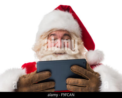 Santa Claus mit Tablettcomputer Portrait isoliert auf weißem Hintergrund Stockfoto