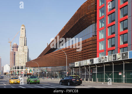 Barclays Center, Williamsburg Sparkasse Gebäude hinter Flatbush Avenue, Brooklyn, New York, USA Stockfoto