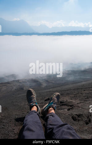 Füße mit Schuhen im vorderen Blatt der Nebel Rauch oder Nebel Stockfoto