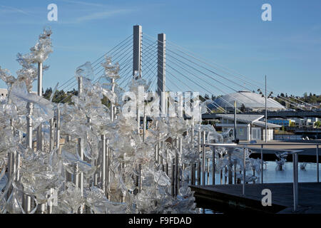 WA12327-00... WASHINGTON - Glasskulptur im Teich im Glasmuseum Tacoma mit der SR509-Brücke und der Tacoma Dome darüber hinaus. Stockfoto