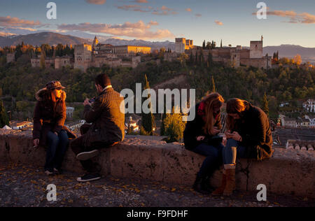 Alhambra vom Mirador San Nicolas gesehen. Albaicín Viertel. Granada, Andalusien, Spanien Stockfoto