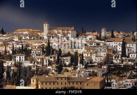 Albaicin Bezirk von der Alhambra (San Nicolas Church und Minarett der großen Moschee von Granada), Granada gesehen. Andalusien Stockfoto