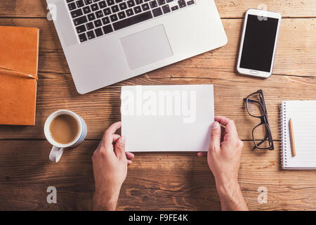 Büro-Schreibtisch-Komposition. Studio auf hölzernen Hintergrund gedreht. Stockfoto