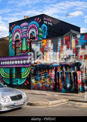 Haus bedeckt Graffiti in Camden Town, London Uk Stockfoto