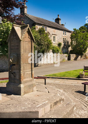 Großbritannien, England, Derbyshire, Hartington, Dorfplatz, alte Steindorf Pumpe und Pfarrhaus Stockfoto