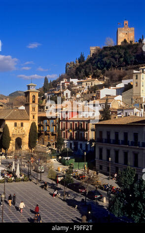 Plaza Nueva, die Kirche Santa Ana und Torre De La Vela (Alambra). Granada, Andalusien, Spanien Stockfoto