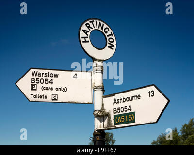 Großbritannien, England, Derbyshire, Hartington Dorf Straße Wegweiser Ashbourne und Warslow Stockfoto
