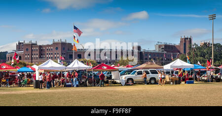 Tallahassee, FL - 16. November 2013: FSU Fans außerhalb Doak Campbell Stadion auffahren Stockfoto