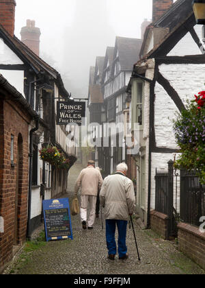 UK, Herefordshire, Ledbury, Church Lane, Holz gerahmt Prince Of Wales Free House Pub auf Kopfsteinpflaster Stockfoto