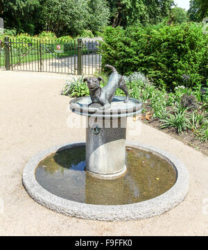 Die bronze Terrier Hund Esme Percy Brunnen in der Nähe der Palast Toreinfahrt auf ausgedehnter Spaziergang Kensington Gardens London, England, Großbritannien Stockfoto