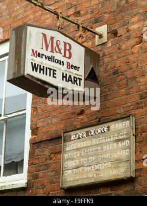 UK, Herefordshire, Ledbury, Kirche Straße, alte M & B White Hart ehemaligen Pub melden Stockfoto