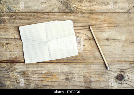 Leeres Blatt Papier auf einem Holzboden Hintergrund. Ansicht von oben. Stockfoto