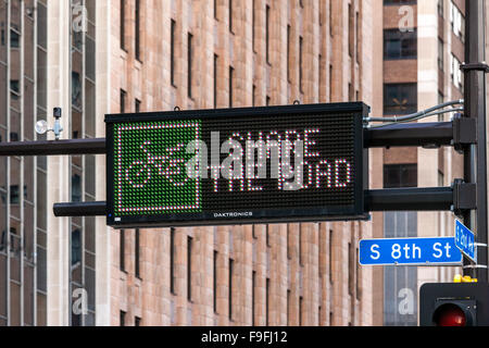 Teilen Sie die Straße. Minneapolis Minnesota. Matrix Schild über 2nd Avenue: Teilen Sie die Straße mit Fahrrädern; Radfahrer. Stockfoto