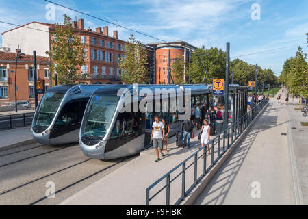 Zwei moderne Straßenbahnen Palais de Justice Tram halten in Toulouse Frankreich. Straßenbahnlinie vom Stadtzentrum zum Flughafen Toulouse-Blagnac. Stockfoto