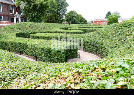 Eine Verdrehung Zick Zack Weg von hedging im Kensington Palace Gardens London UK Stockfoto