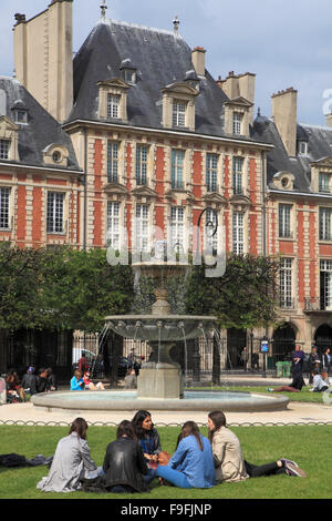 Frankreich, Paris, Place des Vosges, Menschen, Stockfoto