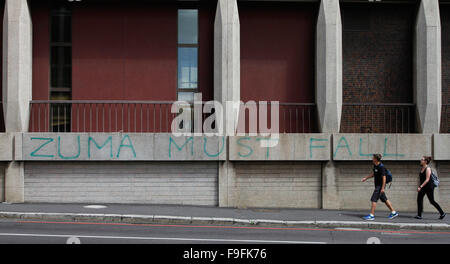 Cape Town, Südafrika. 16. Dezember 2015. Fußgänger gehen vorbei Graffiti an den Wänden des südafrikanischen Parlaments, die "Zuma Must Fall" liest. Tausende von Südafrikaner gingen auf die Straße zu fordern den Rücktritt von Präsident Jacob Zuma. Johann Van Tonder/Alamy Live-Nachrichten Stockfoto