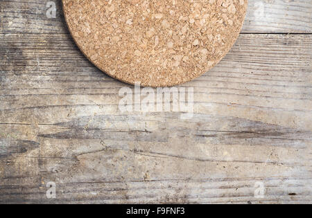 Runde Cork Matte auf Holzboden Hintergrund Stockfoto