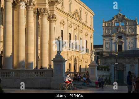 Sizilien Barock, Ausblick auf die barocke Fassade der Kathedrale (Duomo) und der Santa Lucia alla Badia Kirche (rechts) auf der Insel Ortigia, Siracusa, Sizilien. Stockfoto