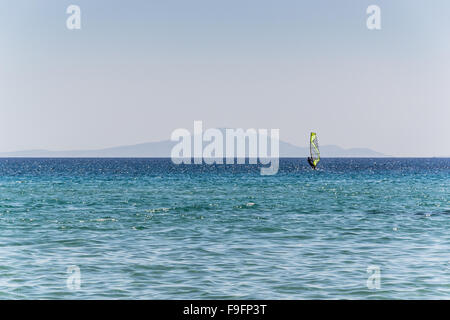 40/5000 Segelboot in der Ruhe und dem blauen Meer von Griechenland Stockfoto